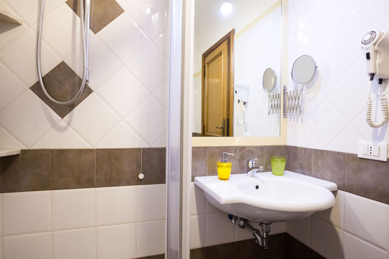 Bathroom 4, Anthony House Via Villafranca, Rome