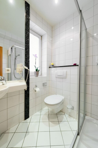 Bathroom 5, Hotel Graf Lehndorff, München
