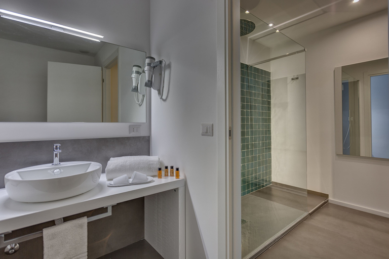 Bathroom 5, Navona Theatre Hotel, Roma