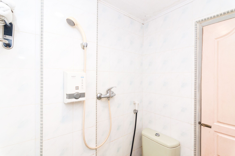 Bathroom, OYO 1581 Hotel Grand Palace, Batam