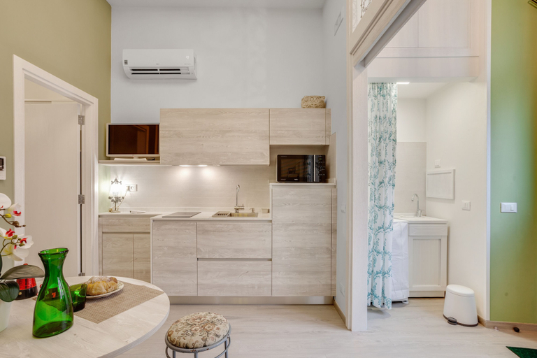 Private kitchen 5, MADAME BARI' Apt a step from the sea, Bari