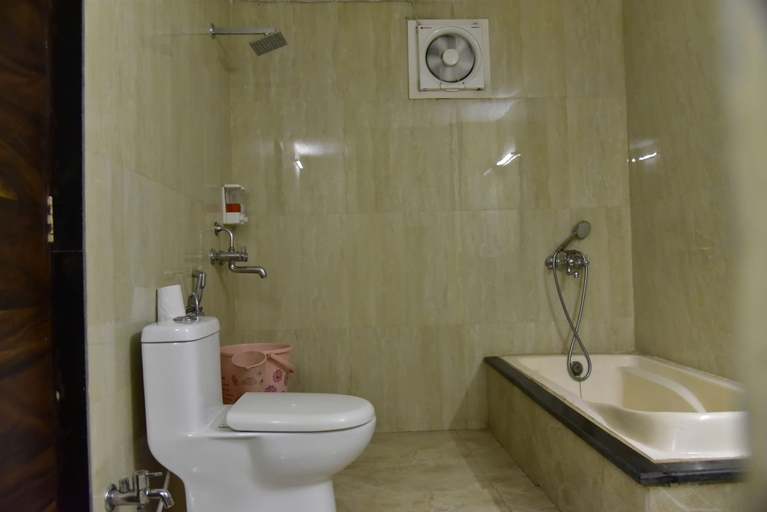 Bathroom 4, Hotel Himalaya Park, Durg