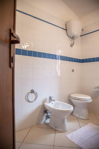 Bathroom 5, Su Cantaru, Sassari