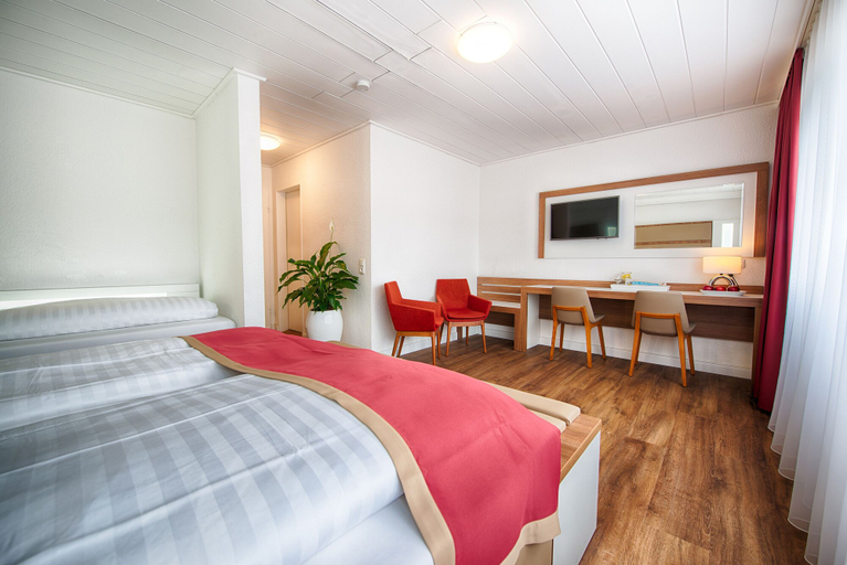 Bedroom 5, Hotel Senator, Dortmund