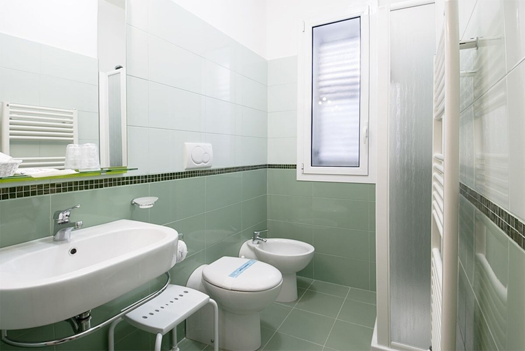 Bathroom 5, Miramare Hotel, Lecce