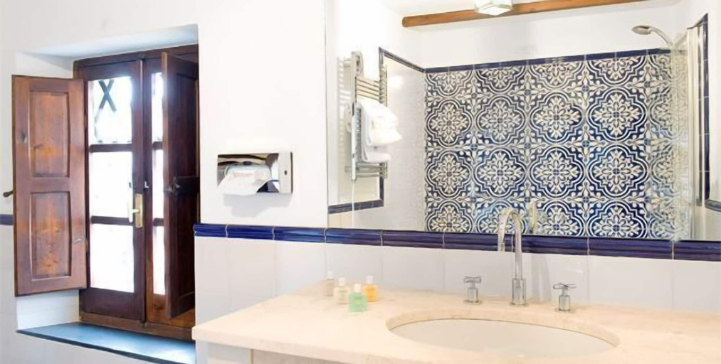 Bathroom 5, Hotel Lucrezia, Oristano