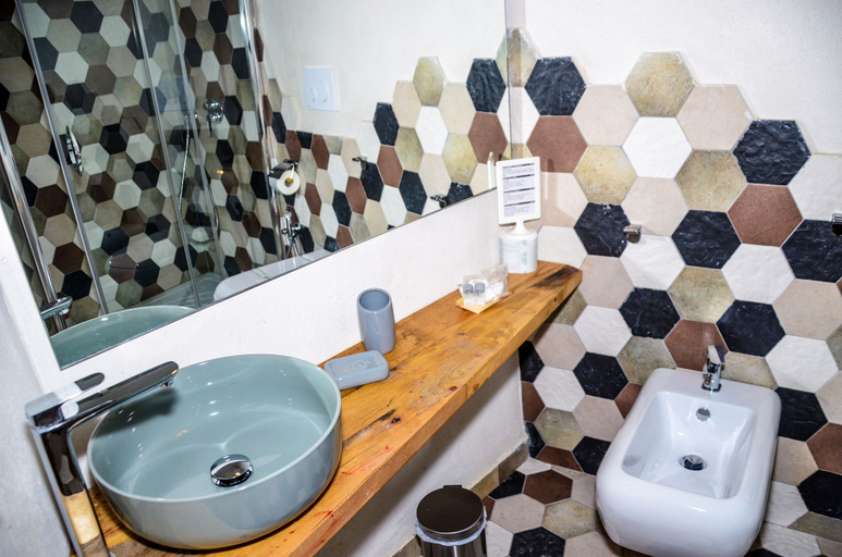 Bathroom 3, Vicoli Di Napoli, Napoli