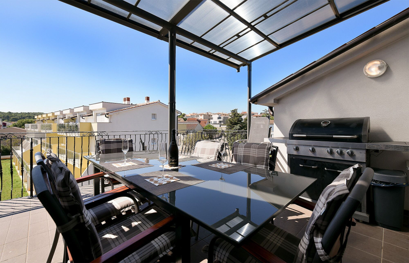 Food & Drinks 5, Apartment 1955, Ližnjan