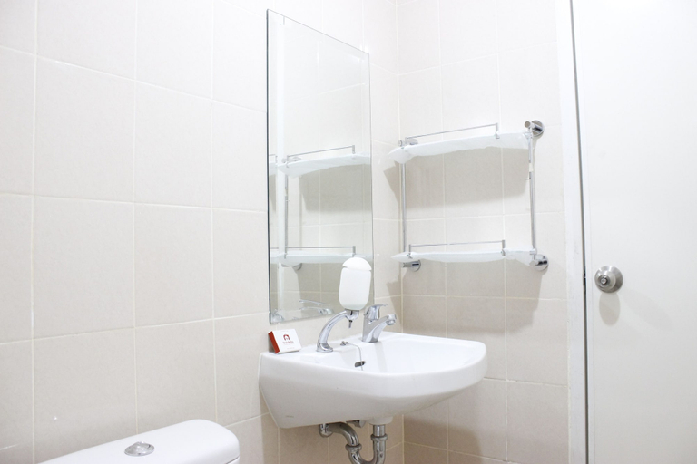 Bathroom 2, Bright & Cozy 2BR Apartment at Parahyangan Residence, Bandung