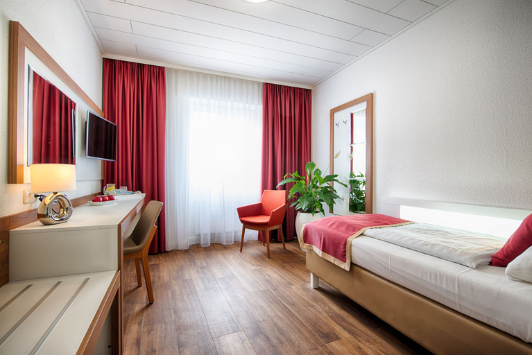 Bedroom 4, Hotel Senator, Dortmund