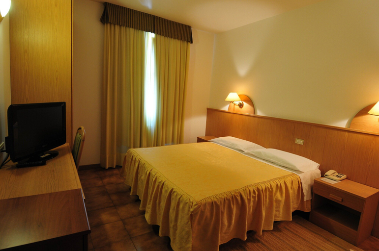 Bedroom 2, Hotel Passacor, Mantua