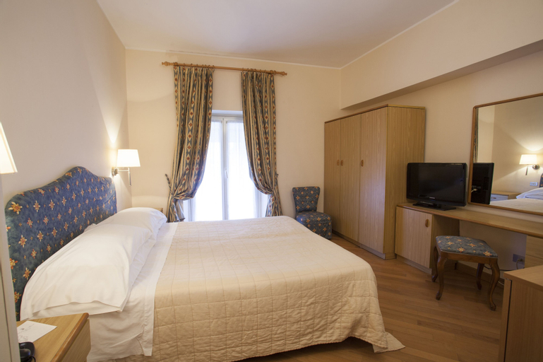 Bedroom 3, Hotel Dei Fiori, Savona