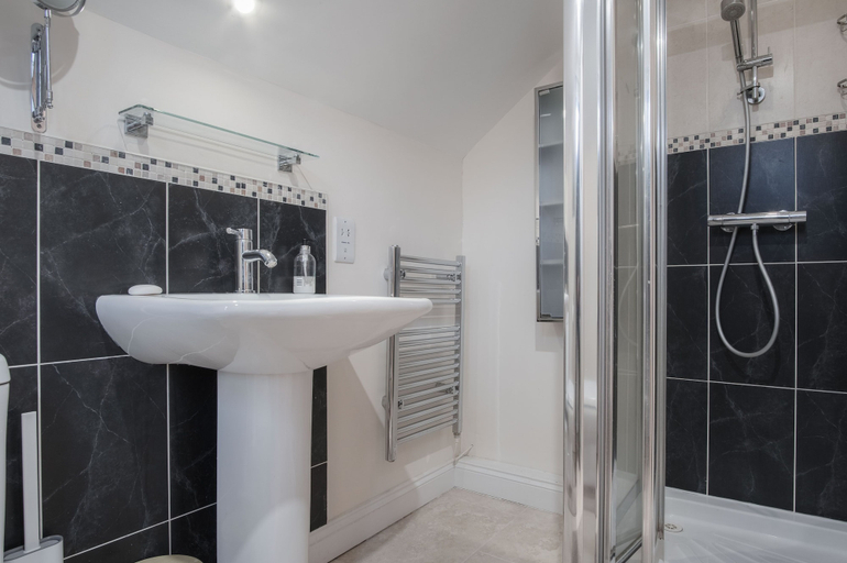 Bathroom 3, Llais Afon - 3 Bedroom Holiday Home - Fishguard, Pembrokeshire
