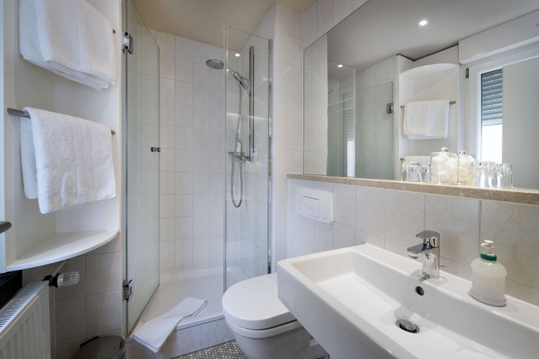 Bathroom 4, Hotel Heidelberger Hof, Heidelberg
