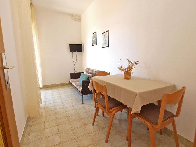 Others 4, Apartment 911, Labin