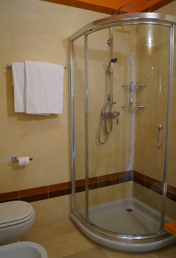 Bathroom 5, Hotel Greif, Udine