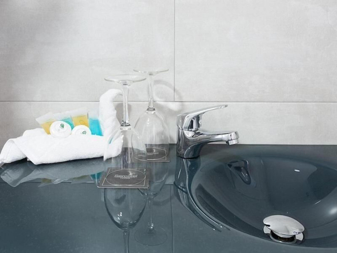 Bathroom 4, Hotel Familia Conde, Huelva