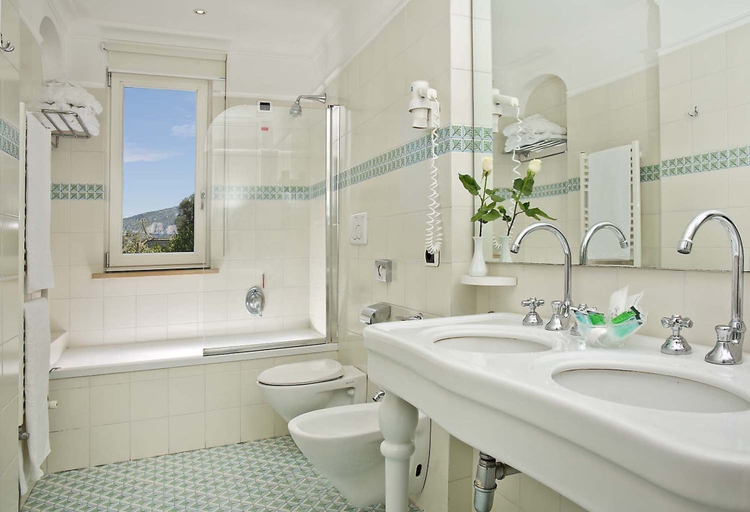 Bathroom 5, Grand Hotel Riviera, Napoli