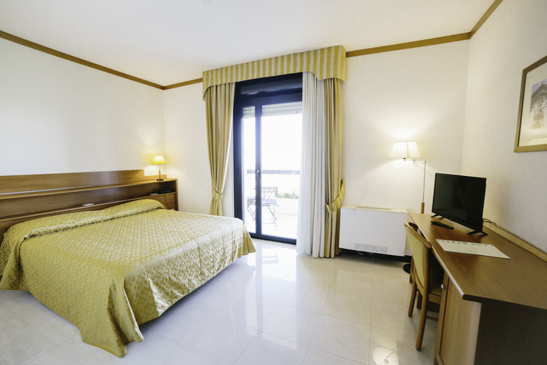 Bedroom 3, Hotel Federiciano, Bari