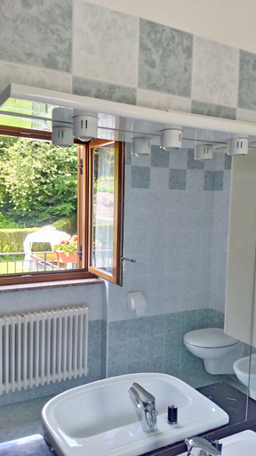 Bathroom 3, Molvenolago Apartment, Trento