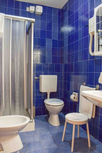 Bathroom 4, Hotel Scoiattolo, Belluno