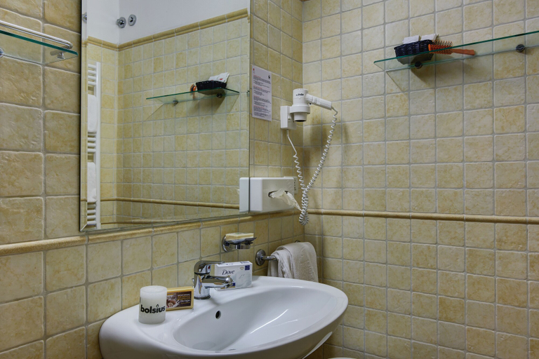 Bathroom 4, Hotel Cristina, Brescia