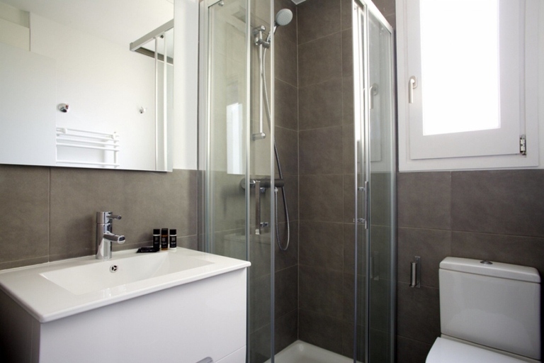 Bathroom 2, BarcelonaForRent Tucson Suites, Barcelona