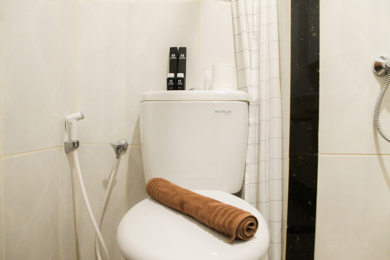 Bathroom 5, Cozy 1BR Apartment Grand Kamala Lagoon By Travelio, Bekasi