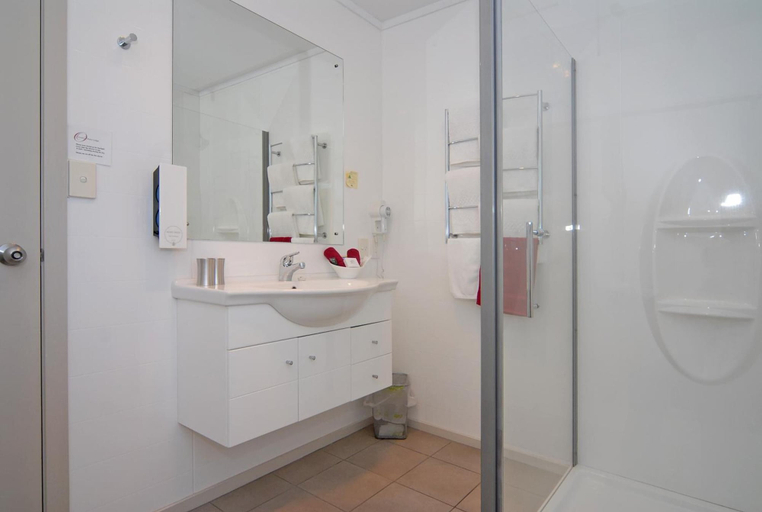 Bathroom 4, Omahu Motor Lodge, Hastings city