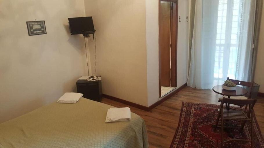 Bedroom 2, Miseria e Nobiltà, Napoli