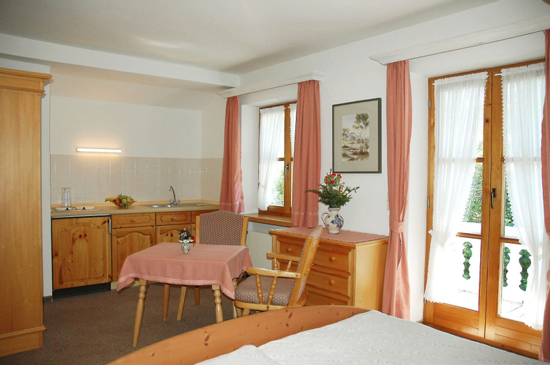 Bedroom 4, Alter Ziehbrunnen, Rosenheim