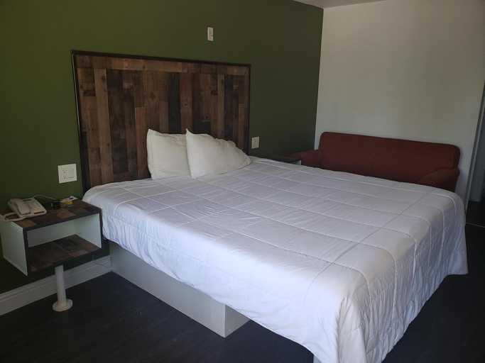 Bedroom 4, University Inn, Fresno