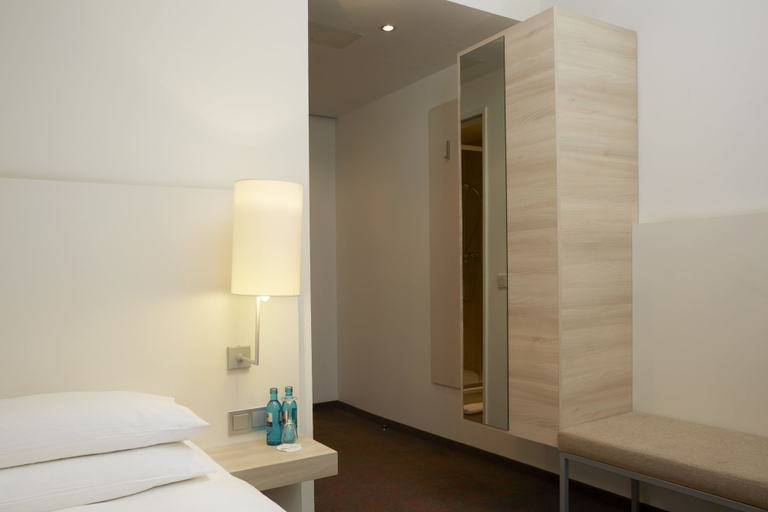 Bedroom 2, H+ Hotel München, München