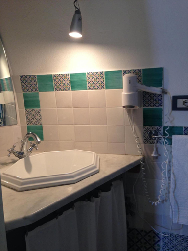 Bathroom 3, Giardino di Sicilia, Messina