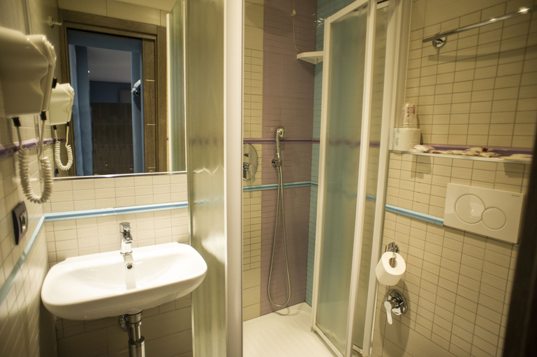 Bathroom 5, Gracchi Guest House, Rome