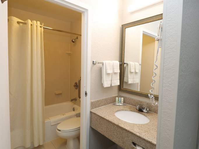 Bathroom 4, Quality Inn Miami Airport - Doral, Miami-Dade