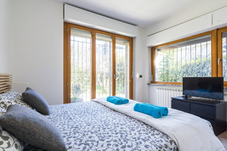 Room 4, 4 Bedroom Villa near Metro, Milano