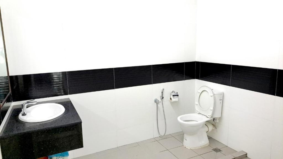 Bathroom, Mansion One Cozy Apartment by Lee, Penang Island