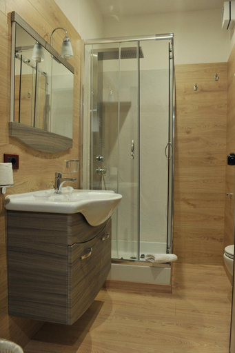 Bathroom 4, Hotel Theotokos, Potenza