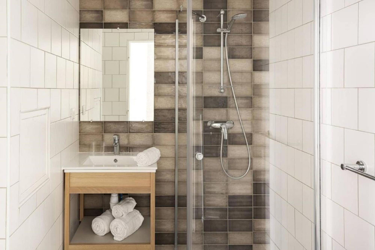 Bathroom 4, Hotel Izzy, Hauts-de-Seine