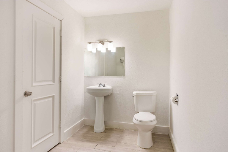 Bathroom 4, Rodeway Inn Berryville, Carroll