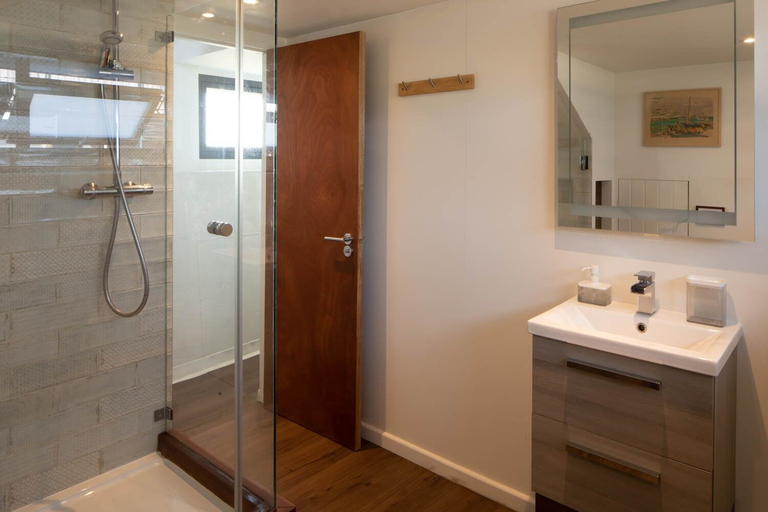 Bathroom 4, HOUSEBOAT ELEUTHERA, Isle of Wight
