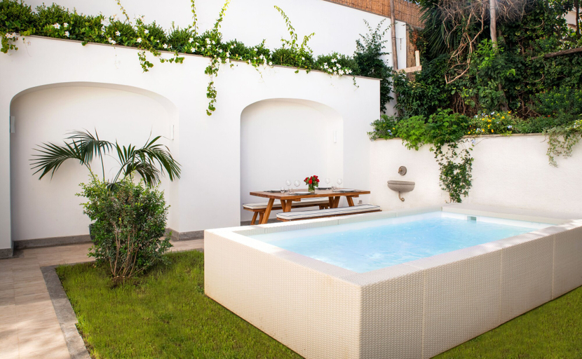 Sport & Beauty 4, Luxury Villa with Penthouse, Pools and Sea View, Napoli