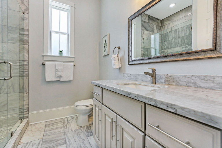 Bathroom 3, Amazing 4BR w Balcony by Hosteeva, Orleans