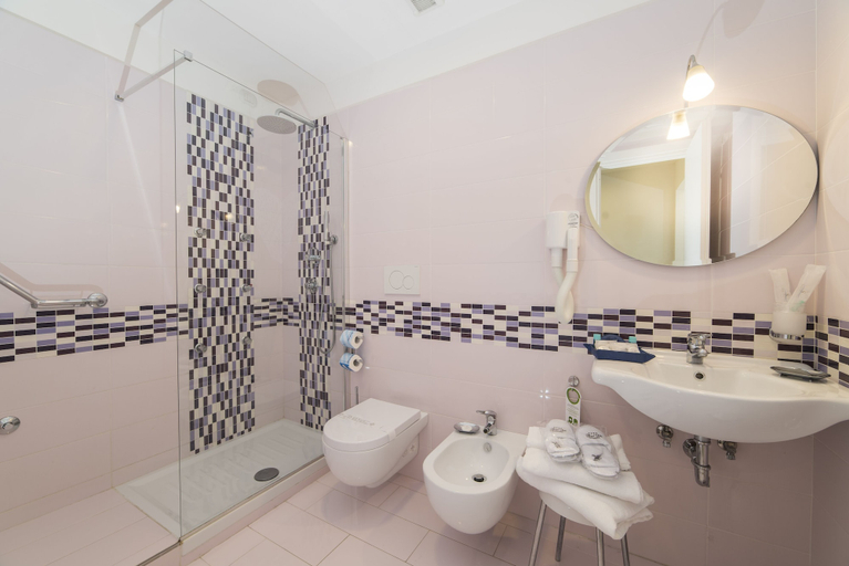 Bathroom 4, Hotel Sole Splendid, Salerno
