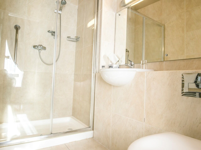 Bathroom 4, Mc Kevitts Village Hotel