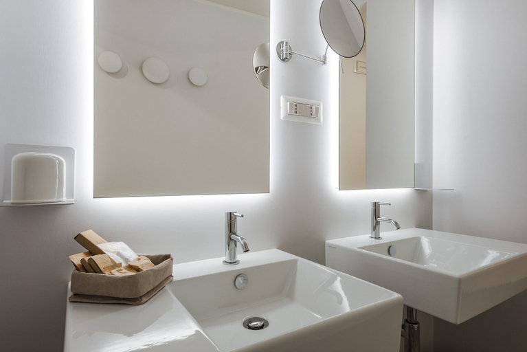 Bathroom 4, Nikis Collection Navona, Rome