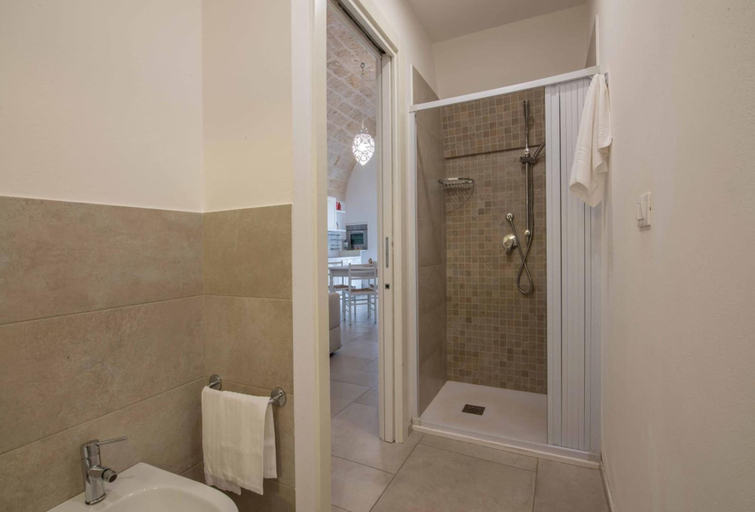 Bathroom 3, Nivis Avis, Bari