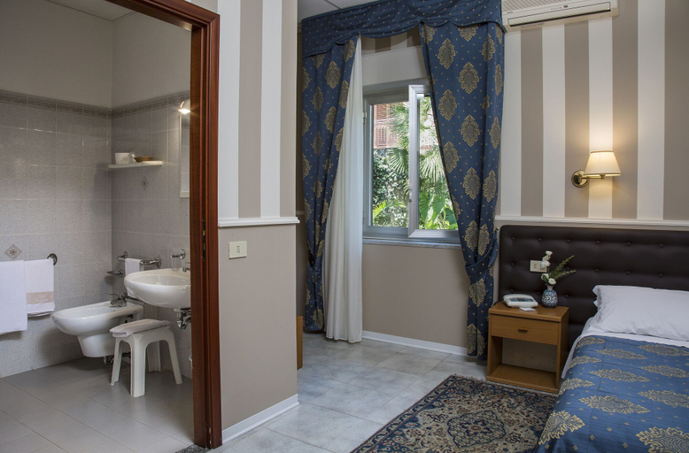 Bathroom 4, Hotel Redebora, Messina
