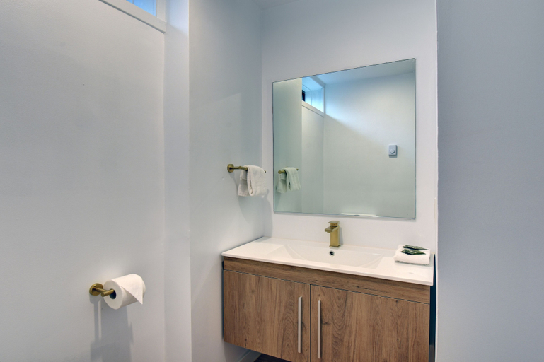 Bathroom 4, Hôtel du Lac Lenore, Les Pays-d'en-Haut